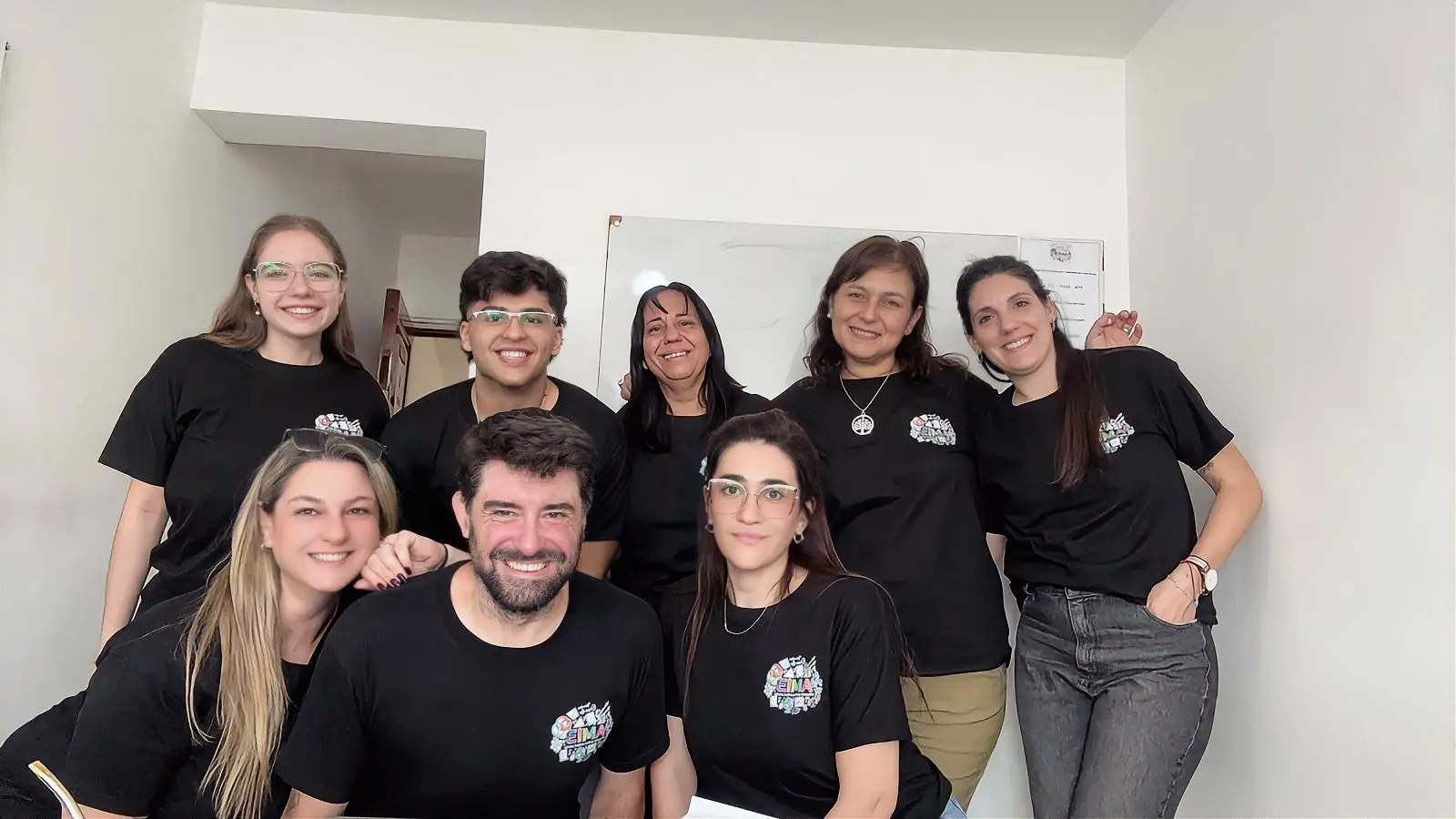 Mateo Benjamín Italiano con su equipo de trabajo en EIMA Educación
